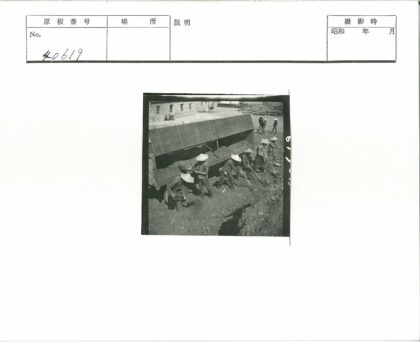 工人卸土与砖建庭院.jpg