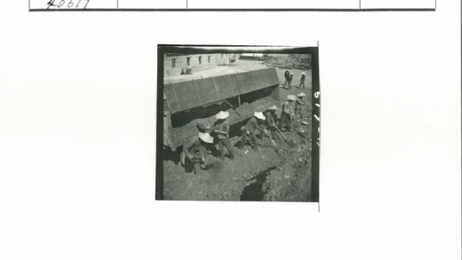 工人卸土与砖建庭院.jpg