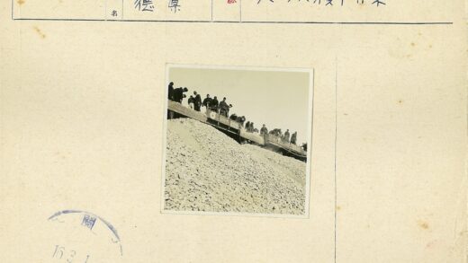 工人卸运岩石到铁路沿线.jpg