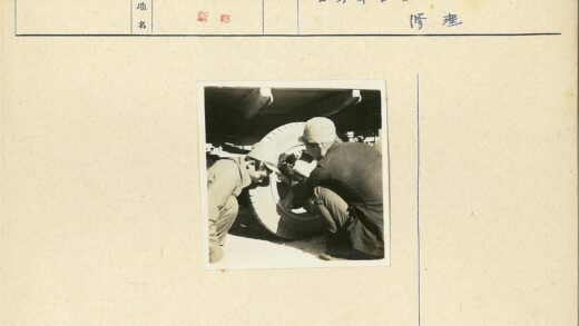 工人合作修理车轮.jpg