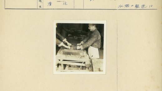 工人合作手锯木板.jpg