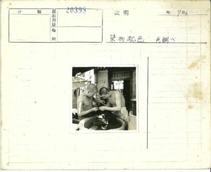 工人合作搬运木桶.jpg