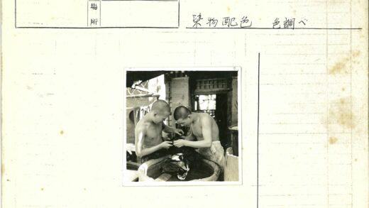 工人合作搬运木桶.jpg