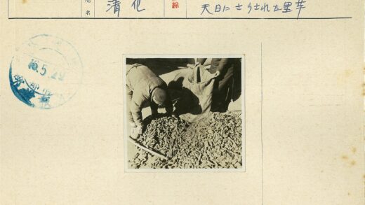 工人合作装袋干海参.jpg