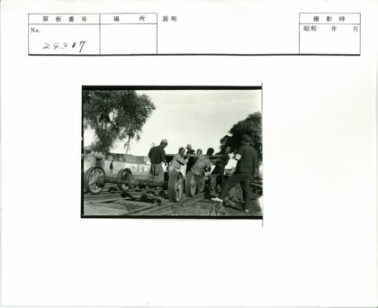 工人合力搬运铁轨大轮.jpg