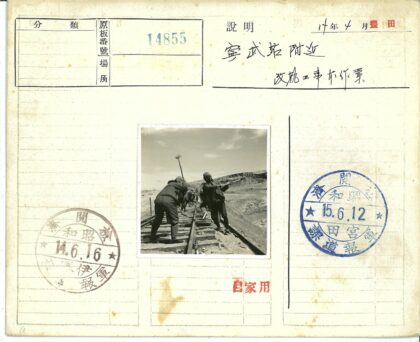 工人在多云天空下铺设铁轨.jpg