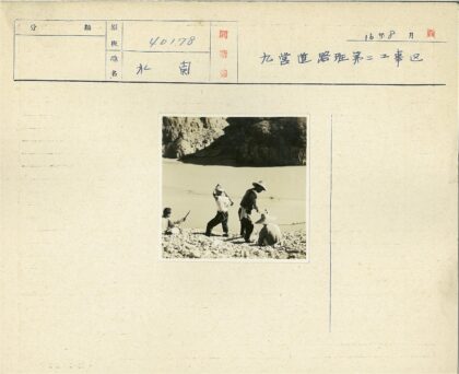 工人在岩石海岸劳作.jpg