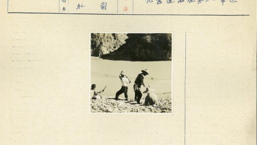 工人在岩石海岸劳作.jpg