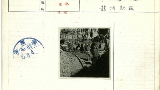 工人在悬崖土路施工.jpg