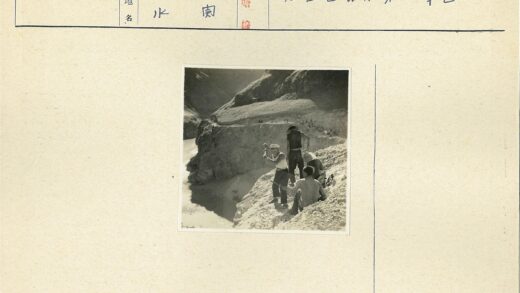 工人在河边峭壁采石.jpg