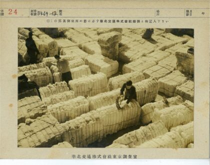 工人在稻捆堆中劳作.jpg