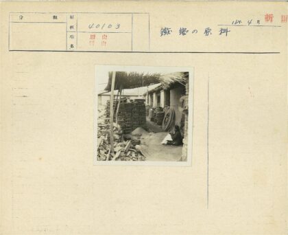 工人坐在建筑工地砖堆旁.jpg
