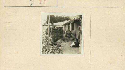 工人坐在建筑工地砖堆旁.jpg