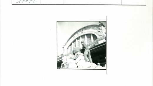 工人堆放麻袋的拱窗龙雕建筑.jpg