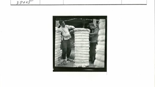 工人处理圆柱形材料.jpg