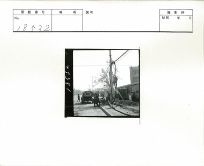 工人安装电线杆施工现场.jpg