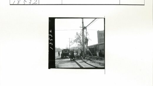 工人安装电线杆施工现场.jpg