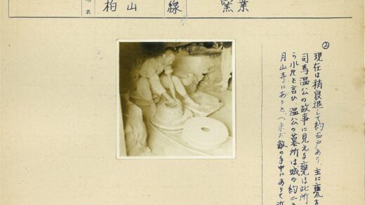 工人室内操作磨石机.jpg