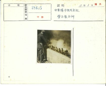 工人室内热水桶旁劳作.jpg