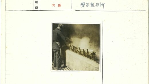 工人室内热水桶旁劳作.jpg