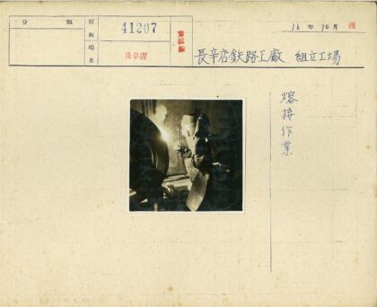 工人室内防护焊接火花.jpg