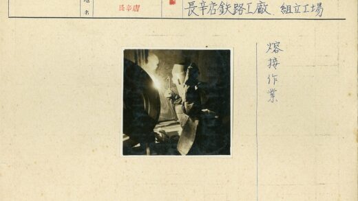 工人室内防护焊接火花.jpg
