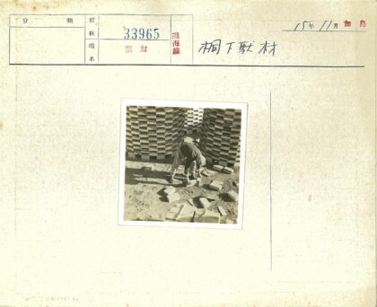 工人室外堆砌砖块施工.jpg