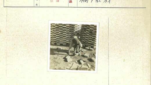 工人室外堆砌砖块施工.jpg