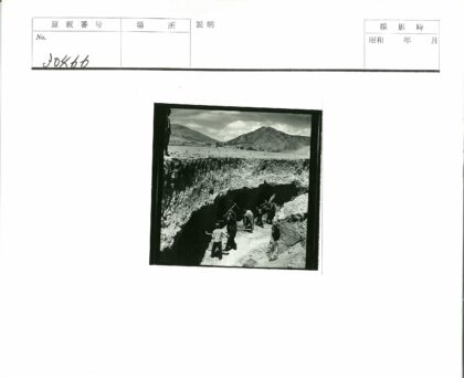 工人山地挖沟渠劳作场景.jpg