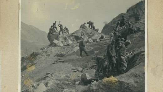 工人崎岖山地施工.jpg