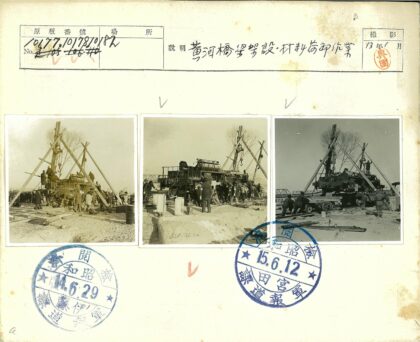 工人平板车搬运重型机器.jpg