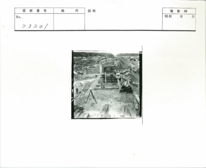 工人建造乡村石木建筑.jpg