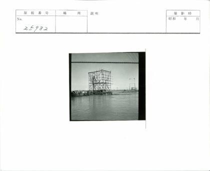 工人建造水上木质脚手架.jpg