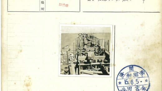 工人建造水面木桥施工纪实.jpg