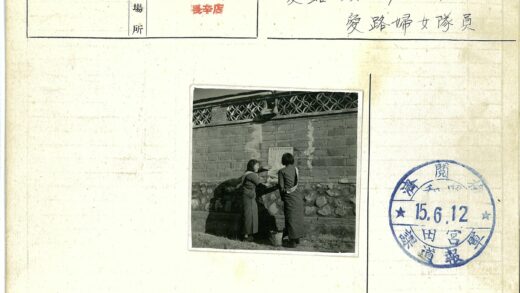 工人张贴告示砖墙旁.jpg