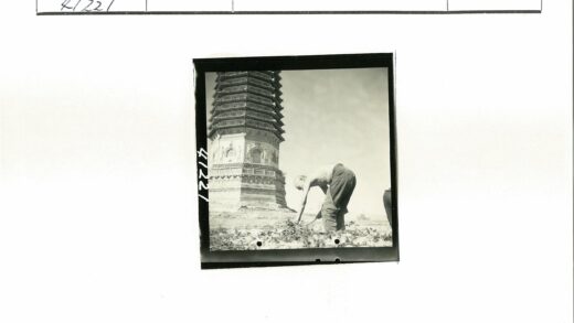 工人弯腰检修高塔.jpg