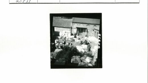 工人忙碌搬运材料的院子.jpg