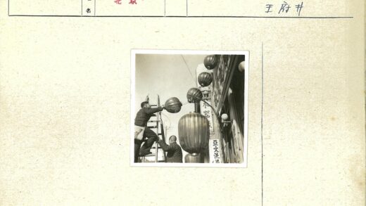 工人悬挂建筑灯笼.jpg