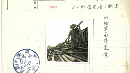工人戴宽檐帽扛杆施工场景.jpg