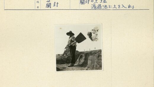 工人戴宽边帽铲土劳作.jpg