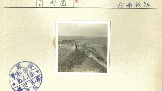 工人戴帽挖掘贫瘠土地.jpg
