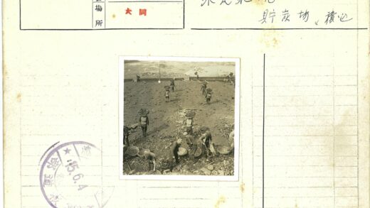 工人户外岩石地劳作.jpg