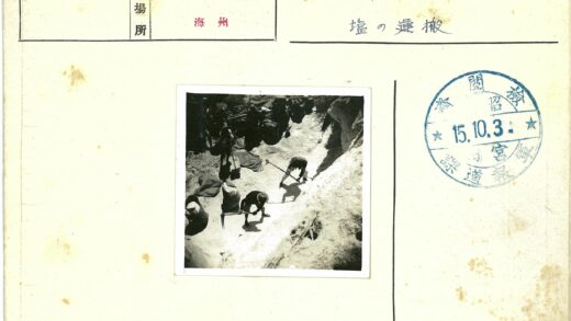 工人户外挖掘岩石现场.jpg