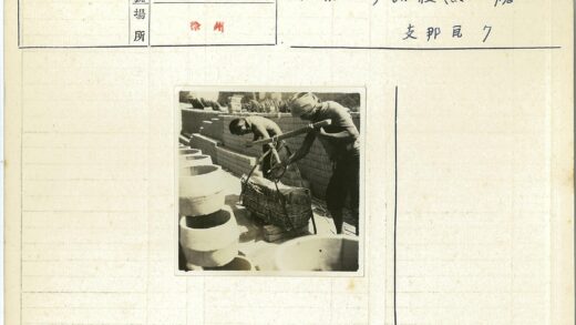 工人户外搬运砖块场景.jpg