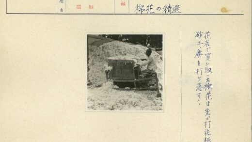 工人户外操作棉花加工机.jpg