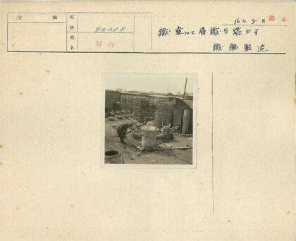 工人户外维修作业场景.jpg