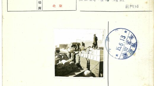 工人户外装运材料卡车.jpg