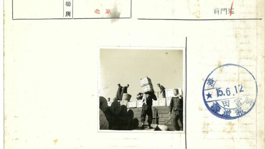 工人户外装运货物照片.jpg