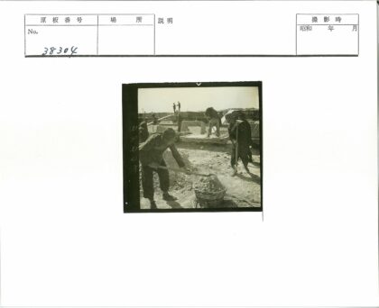 工人户外铲土作业现场.jpg