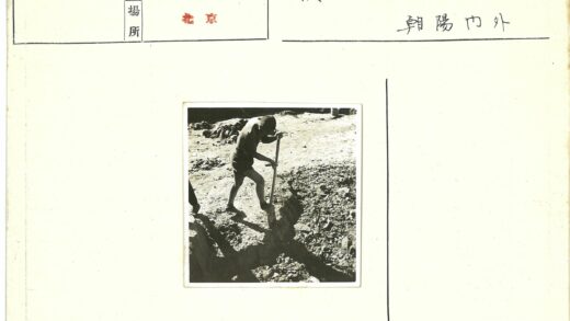 工人户外铲挖沟渠.jpg